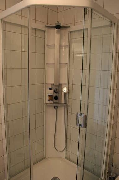 flilagt bad med Porsgrund showerama dusjkabinett. Vaskemaskin og tørketrommel. Galleribilde