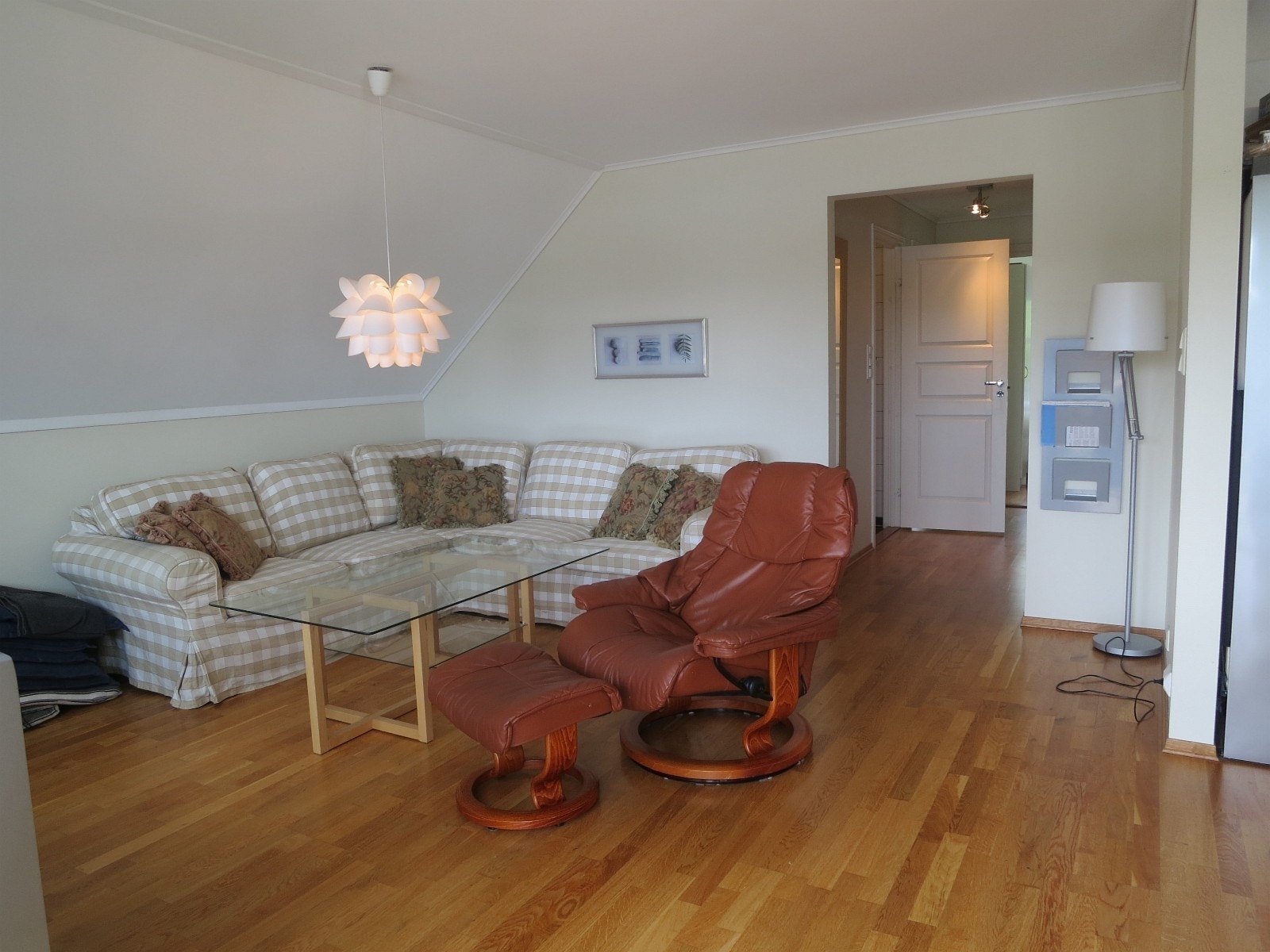 Stue med IKEA vinkelsofa osv. Galleribilde