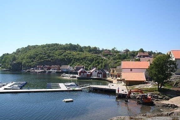 Ett av bryggeanleggene med flott landgrunn sandstrand osv Galleribilde