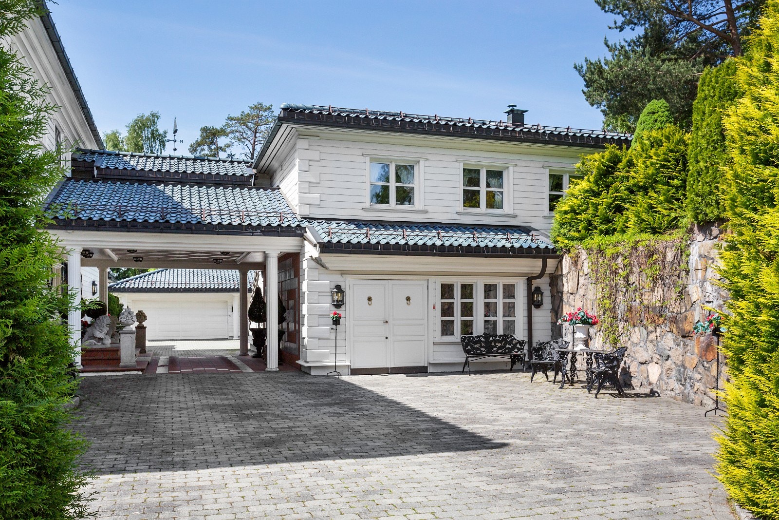 Mot inngangen med garasjen i bakgrunnen Galleribilde