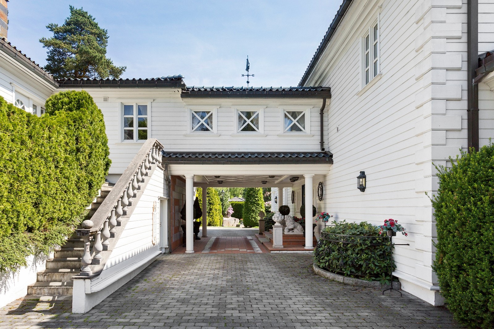 Mot inngangen med innkjørselen i bakgrunnen Galleribilde