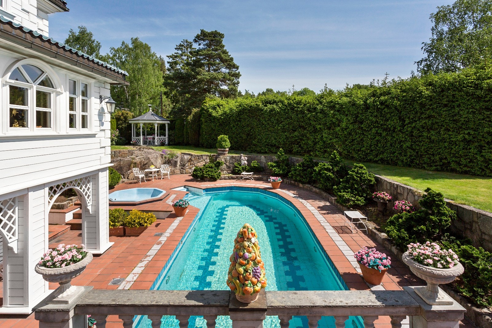 Svømmebassenget fra terrassen Galleribilde