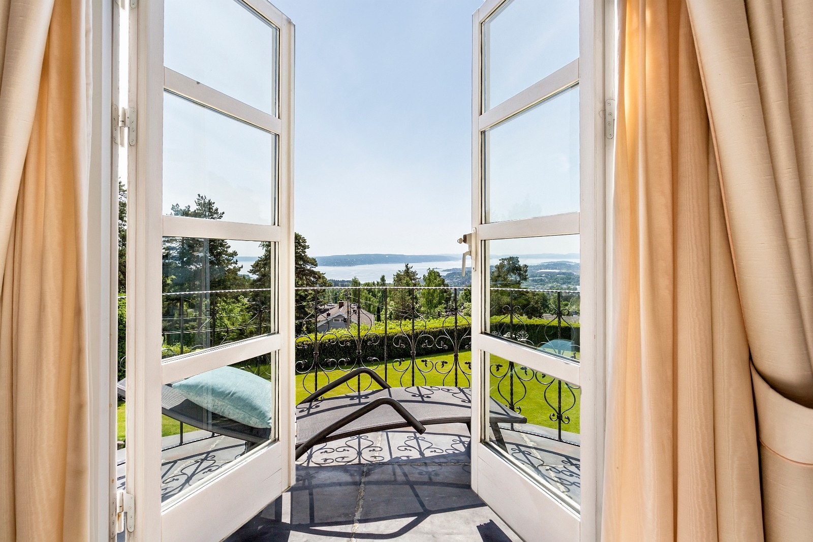 Fra hovedsoverommet ut til balkongen med utsikt over Oslofjorden Galleribilde