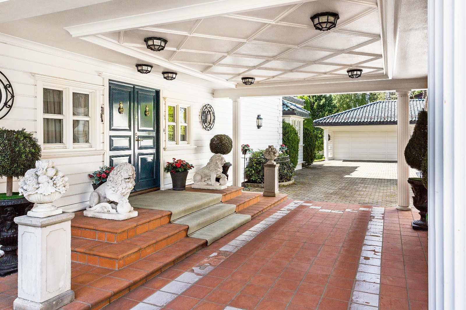 Inngangspartiet med hoveddøren Galleribilde