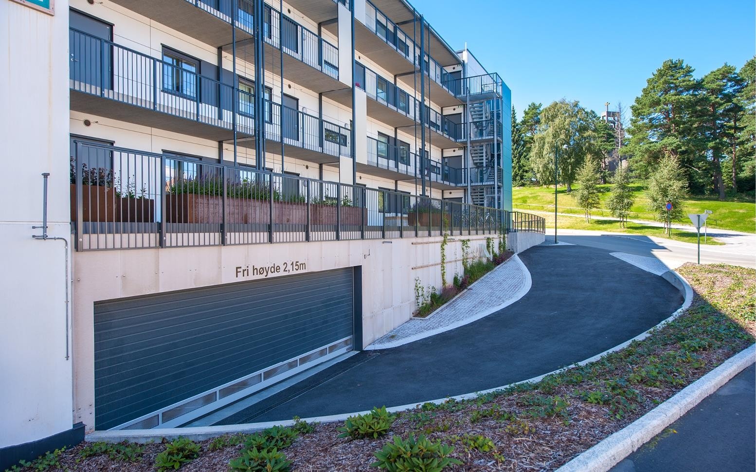 Innkjøring til garasjeanlegg ved bygg I Galleribilde