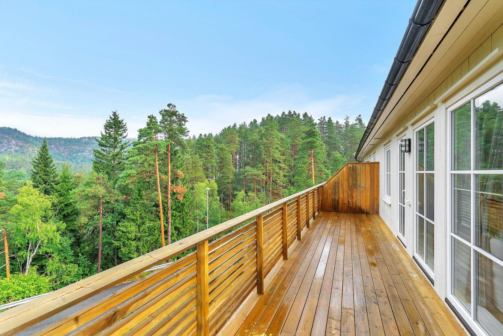 Stor og solrik veranda. Galleribilde