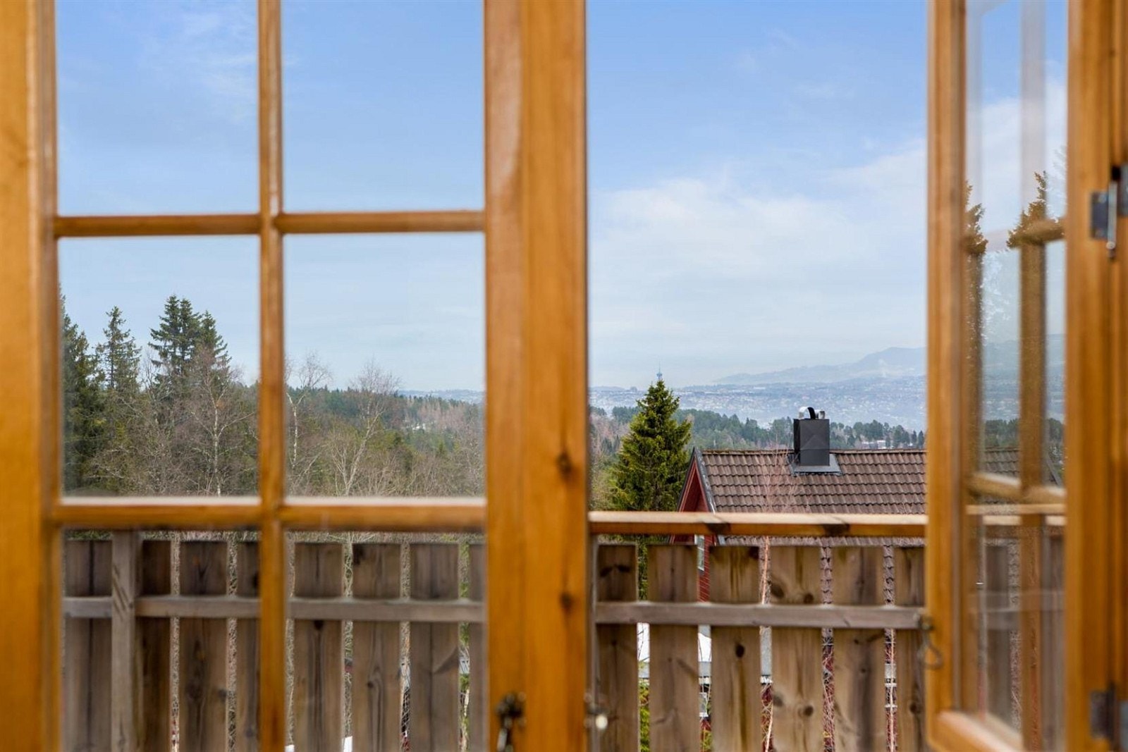 Utgang til terrasse og utsikt. Galleribilde