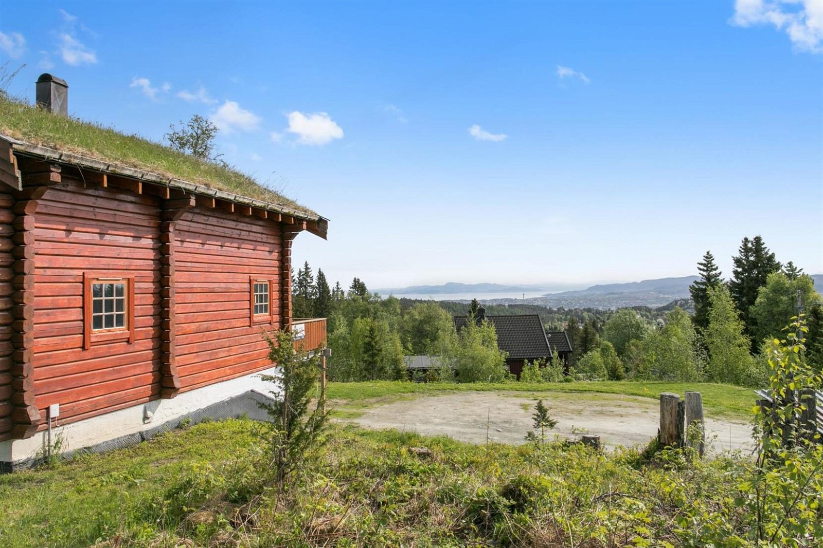 Velkommen til Lianhaugen 13.
En særegen tømmerbolig med en sjelden flott tomt. Galleribilde