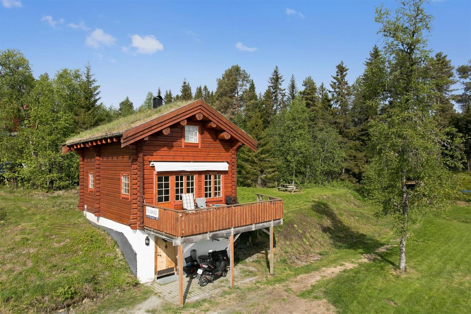 Fasade og grønne omgivelser. Galleribilde