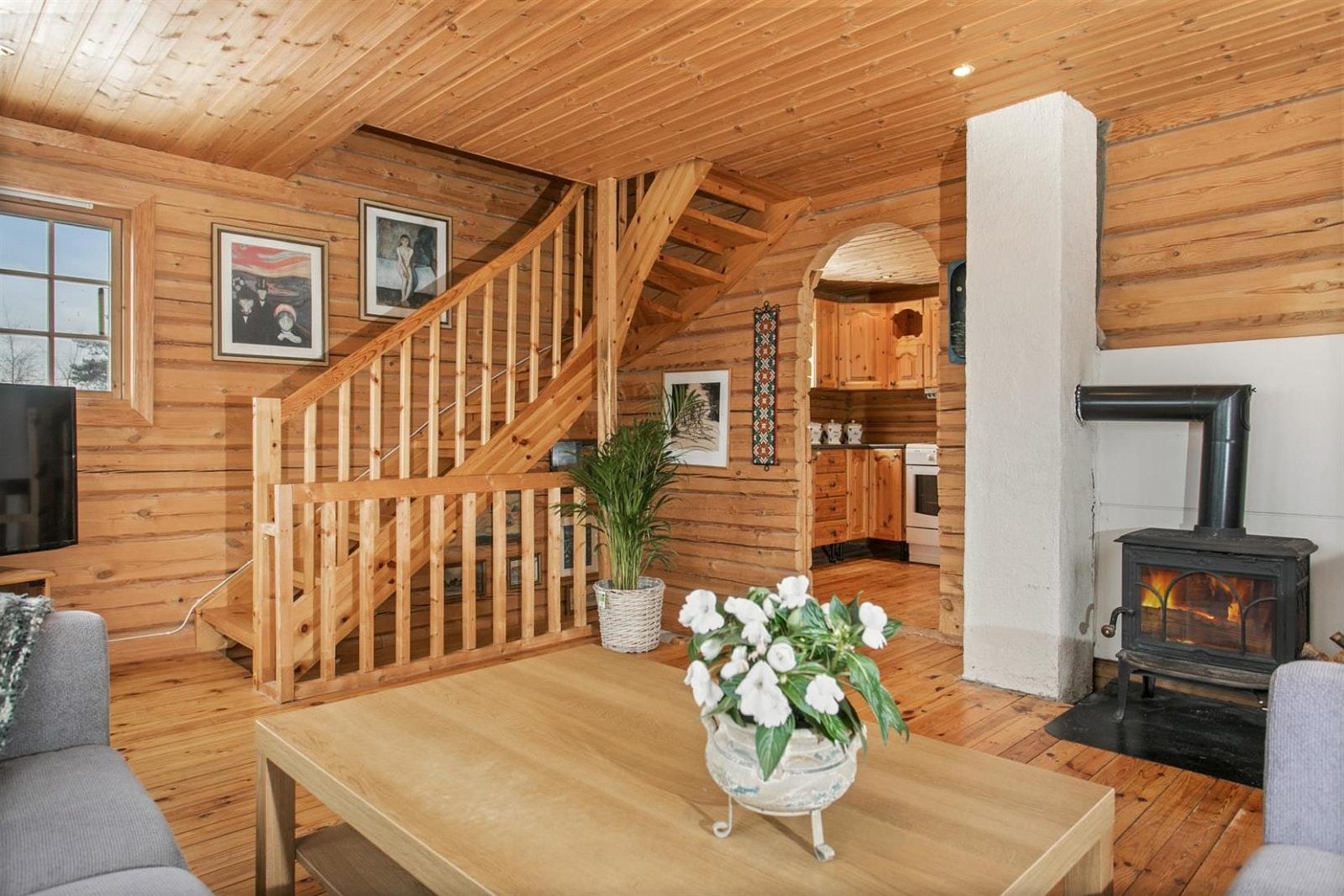 Stue mot kjøkken og trapp opp til loftsetasje Galleribilde