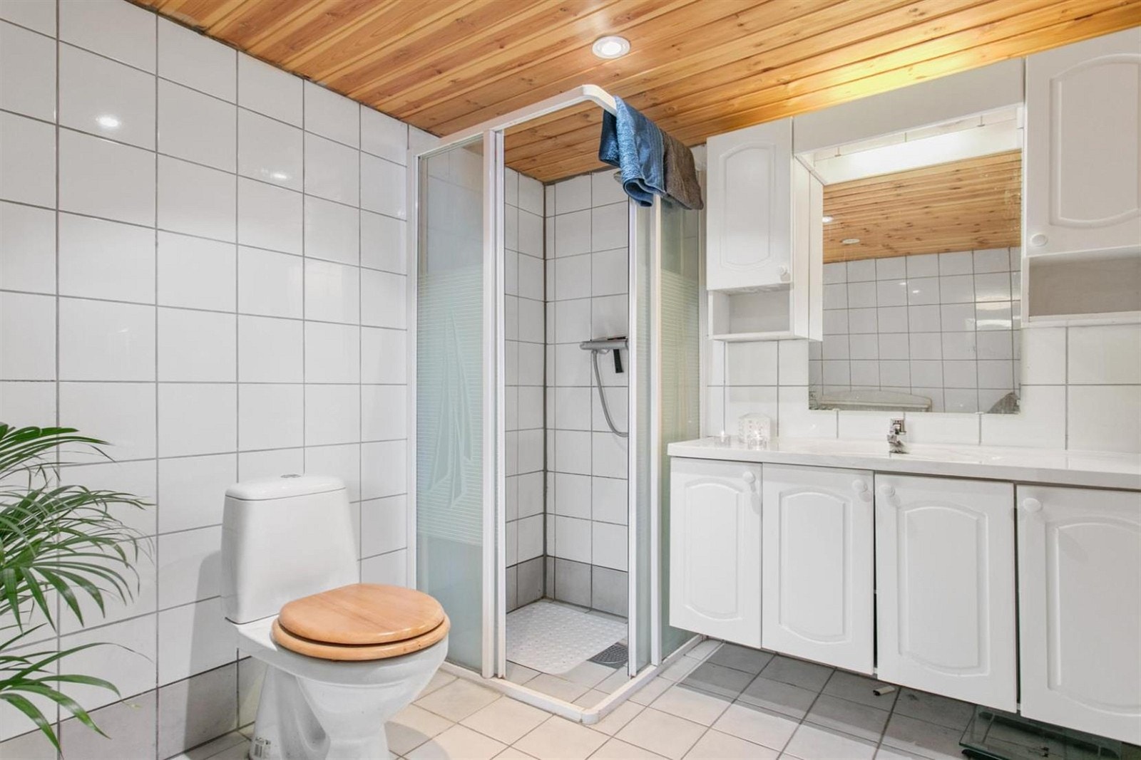 Bad - utstyrt med varmekabler og downlights Galleribilde