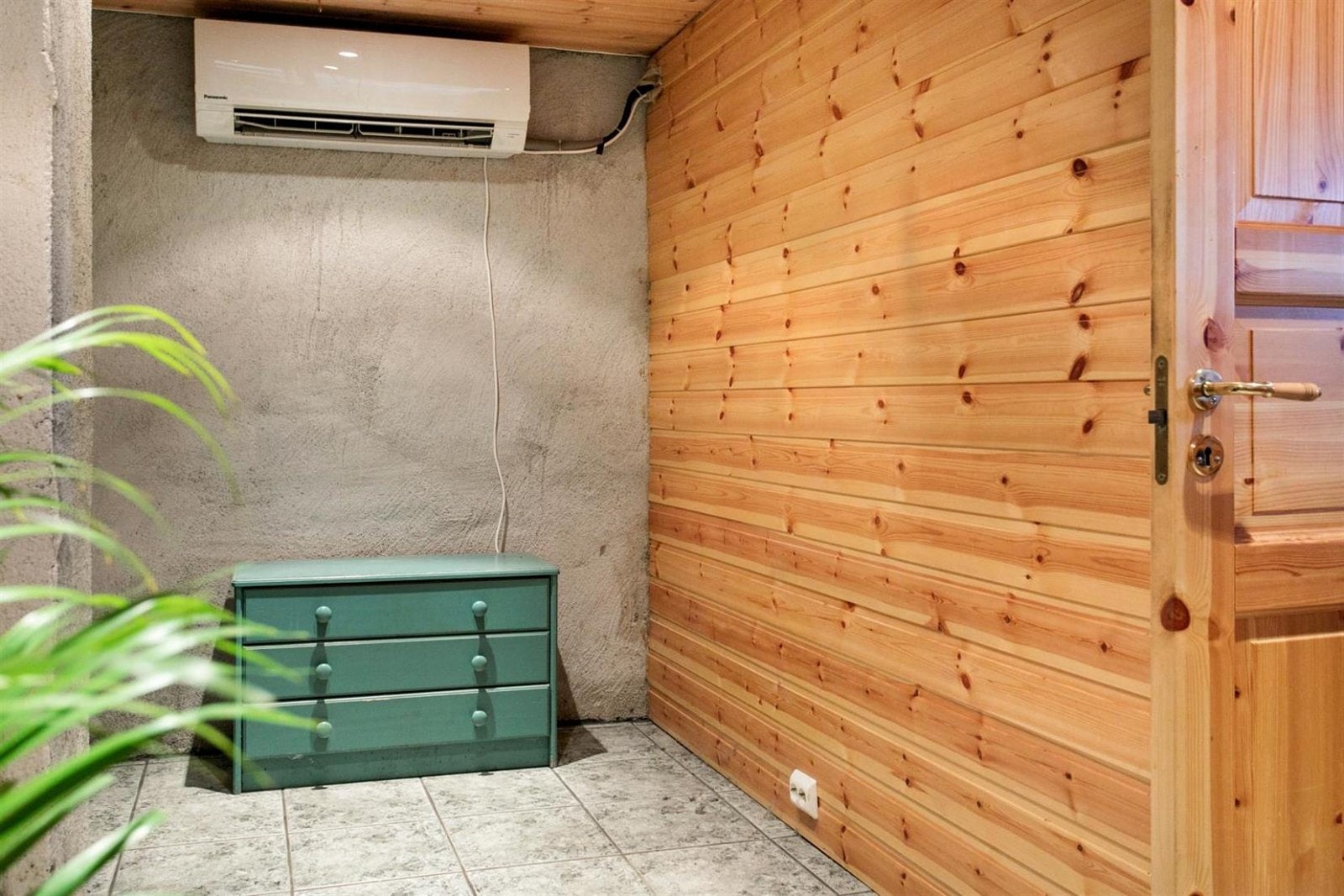 Gang - legg merke til varmepumpe Galleribilde