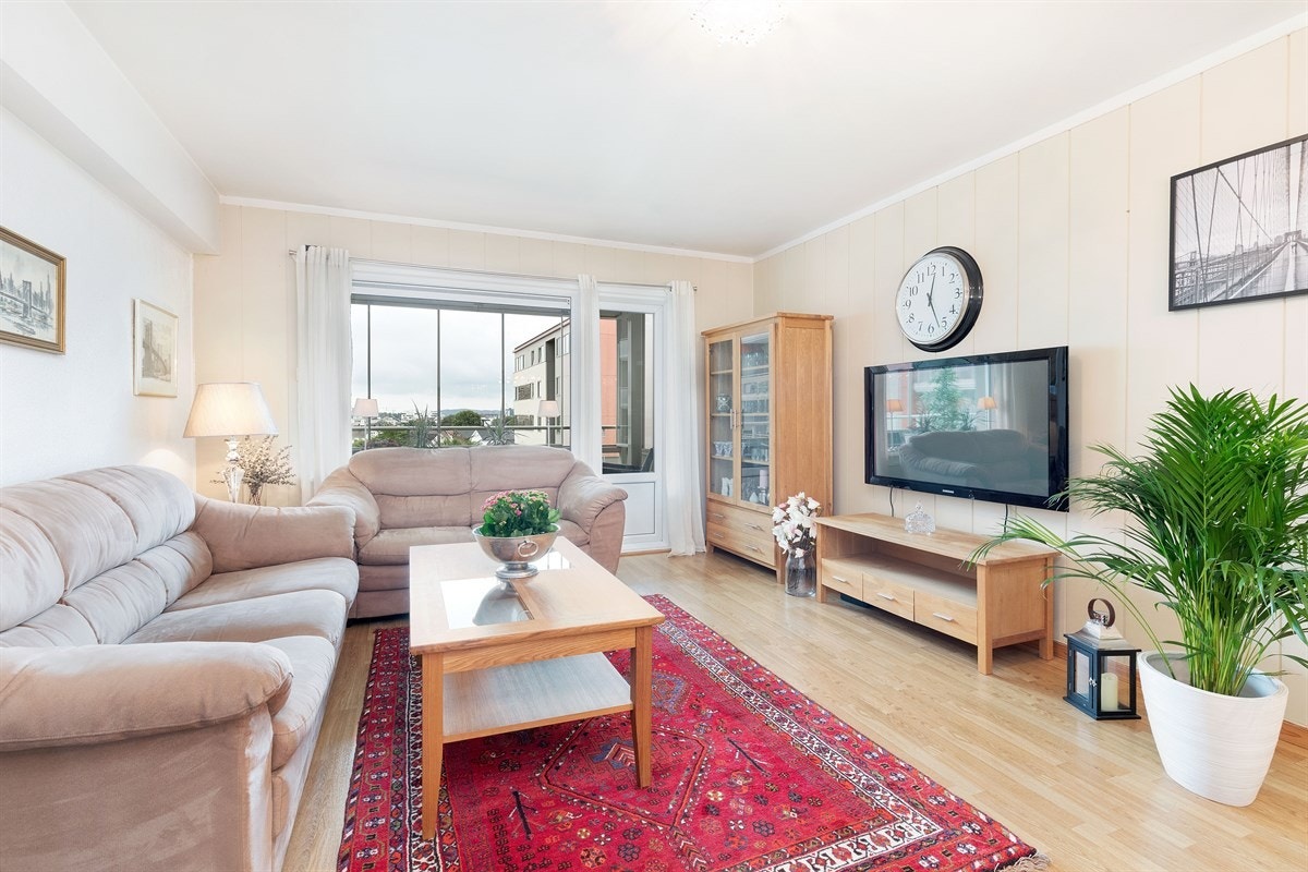 Pent stue. Utg. til stor innglasset veranda med fin utsikt og gode solforhold Galleribilde