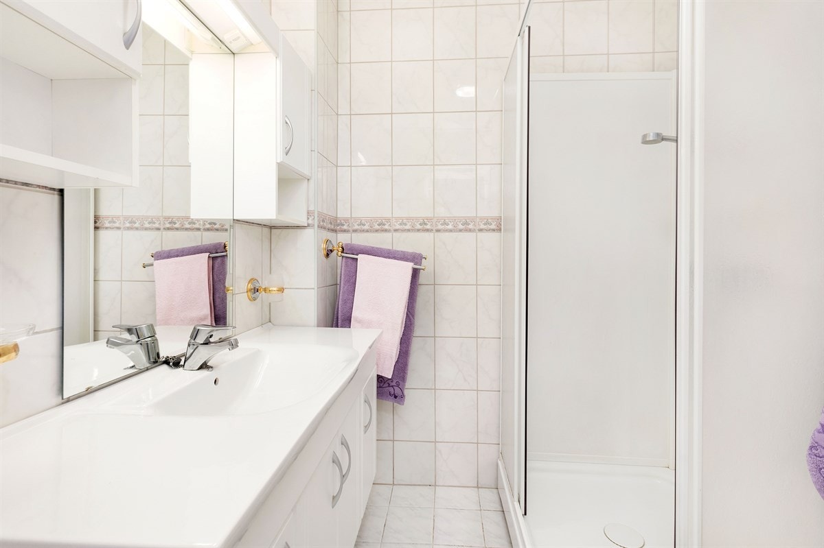 2Fliselagt bad med opplegg for vaskemaskin. Dusjkabinett. Varmekabler. Galleribilde