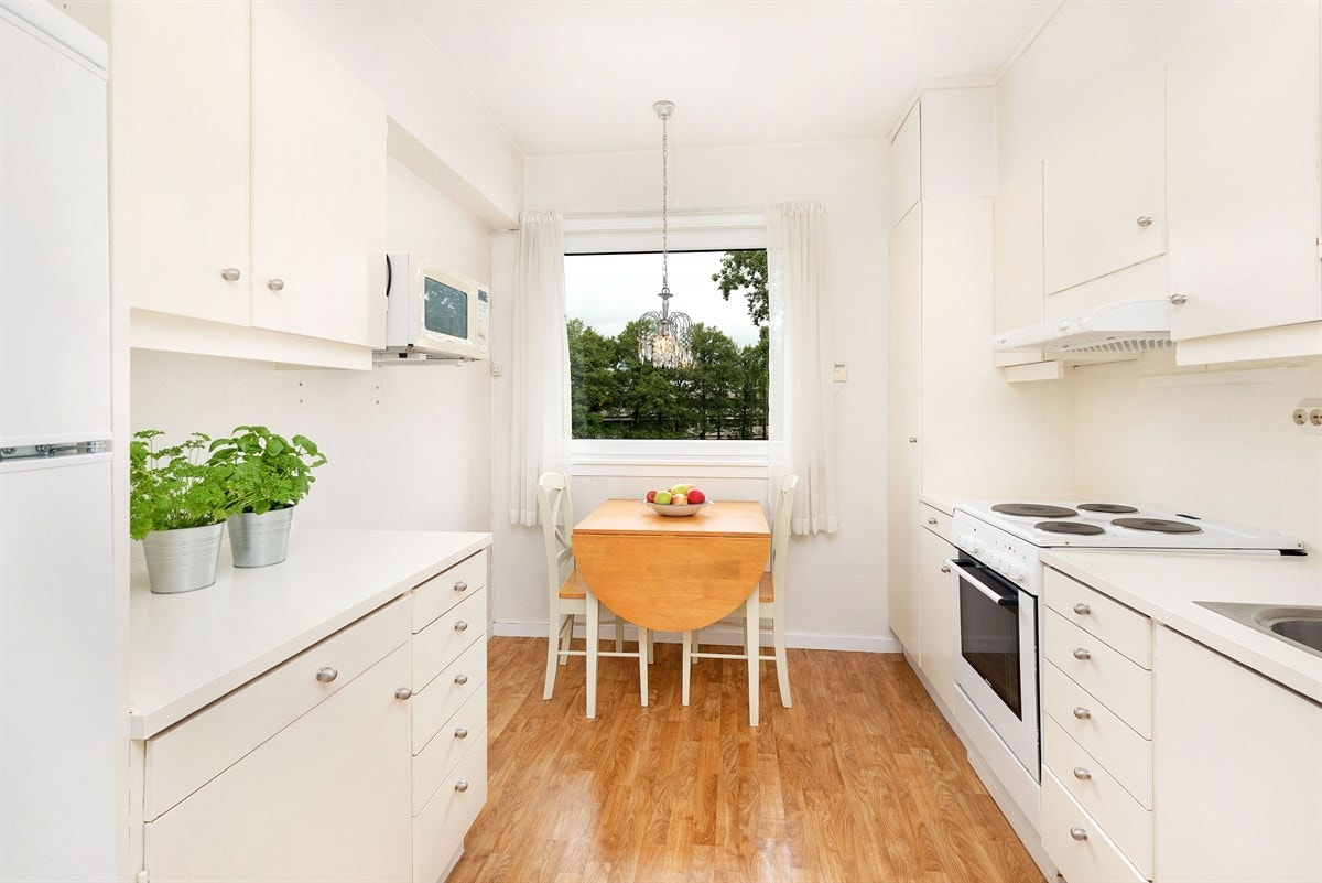 Pent kjøkken med hvitevarer Galleribilde