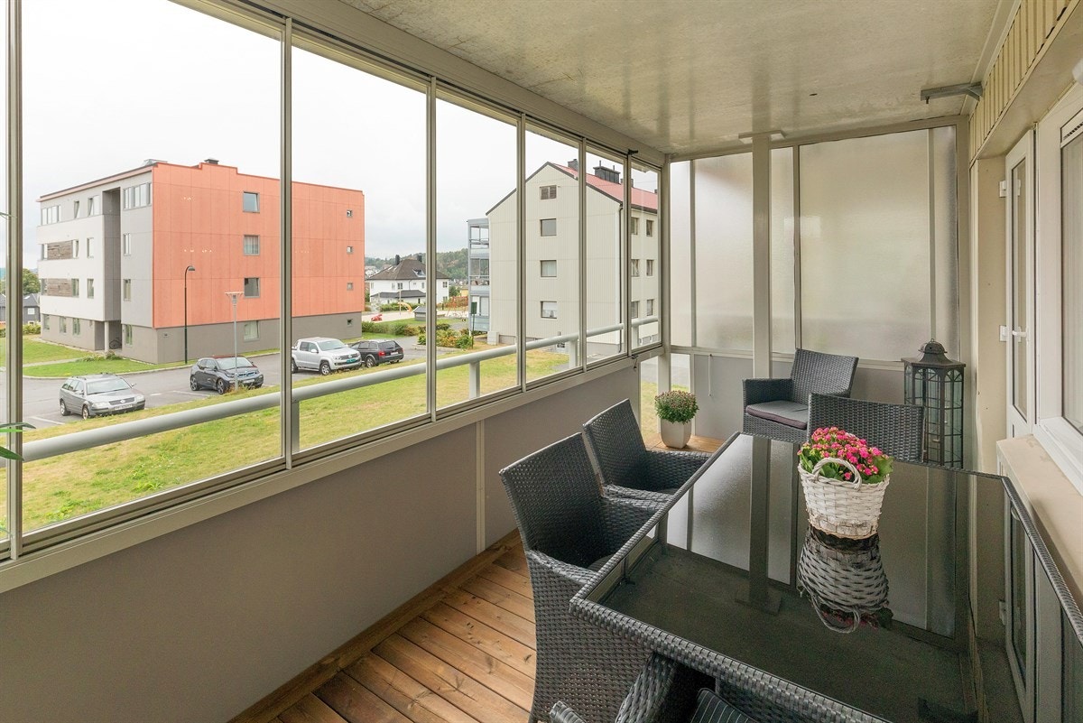 Innglasset veranda med gode solforhold og og utsikt Galleribilde