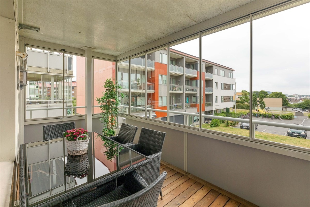 Fin innglasset veranda med utsikt Galleribilde