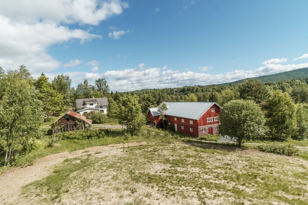 Eldre småbruk med enebolig, låve, koie og uthus Galleribilde