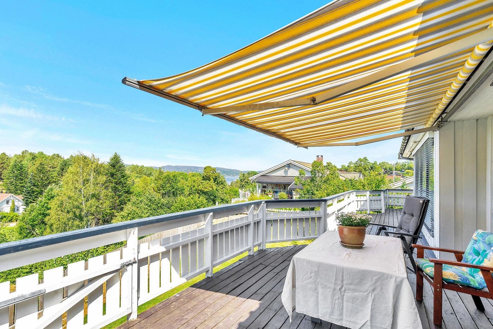 Sjøgløtt fra terrasse. Tilkomst til hage Galleribilde