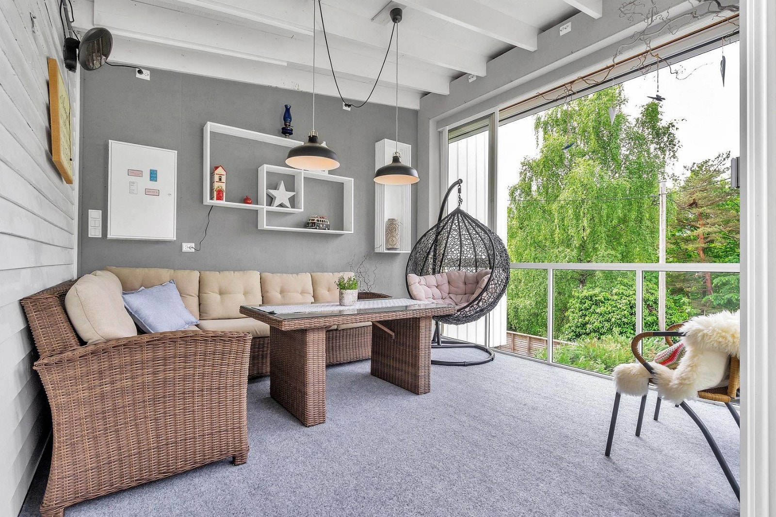 Flott utestue fra 2015 med herlig takhøyde og godt med stikkontakter. Vinduene kan trekkes til siden for å slippe solen inn. Galleribilde