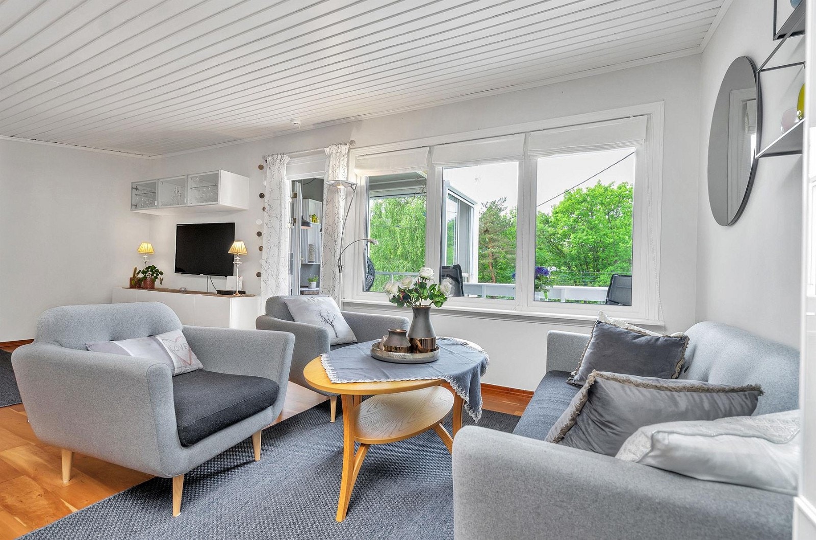 Store vindusflater gir godt med naturlig lys og bidrar til en behagelig romfølelse. Galleribilde