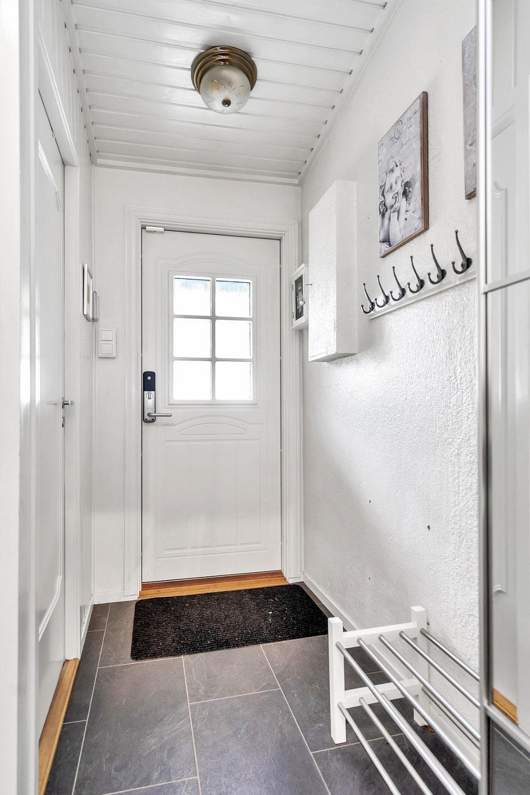 Velkommen inn! Entrè med skyvedørsgarderobe. Galleribilde