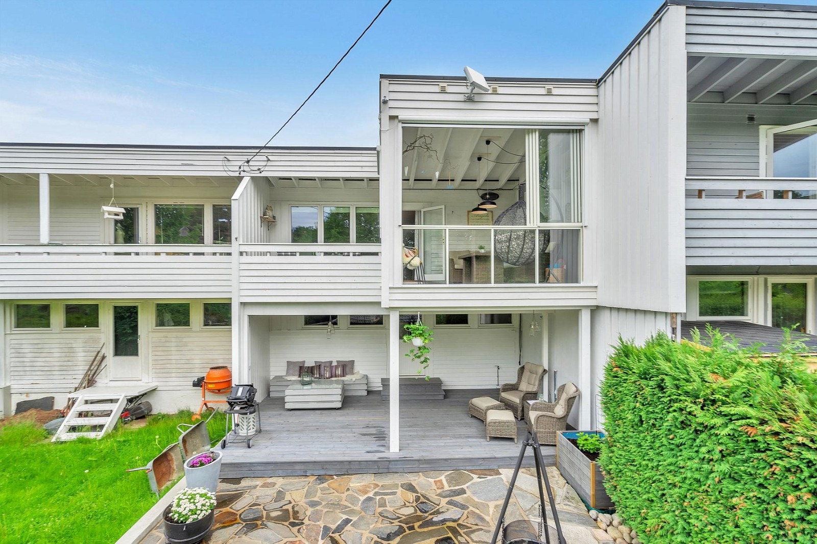 Flotte og solrike utearealer på baksiden av boligen. Galleribilde