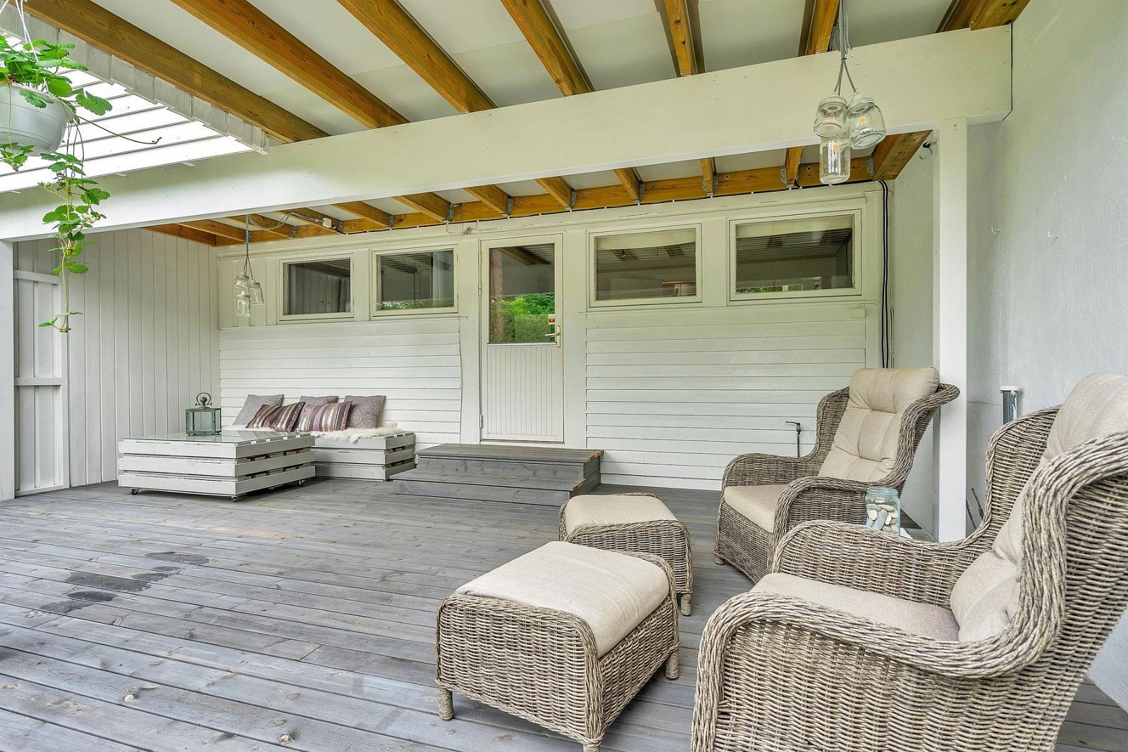 Stor terrasse med overbygg slik at du fint kan sitte ute også når det regner. Galleribilde