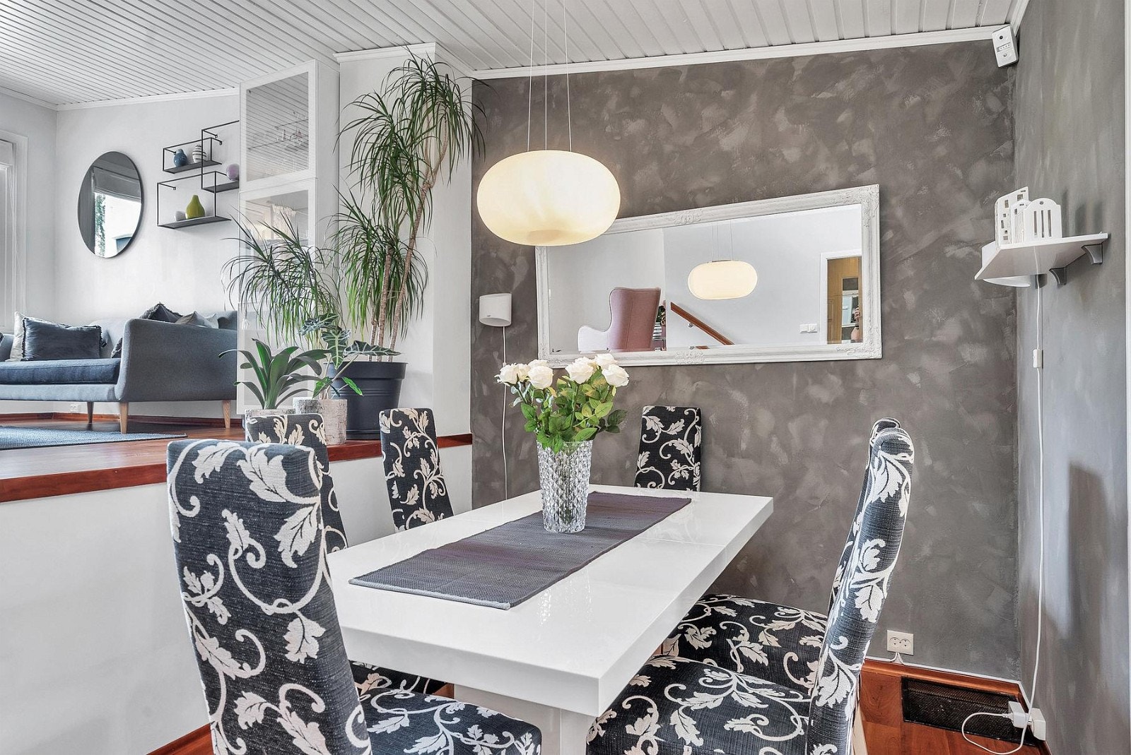 Egen spisestue seksjon med direkte adgang til kjøkkenet. Galleribilde