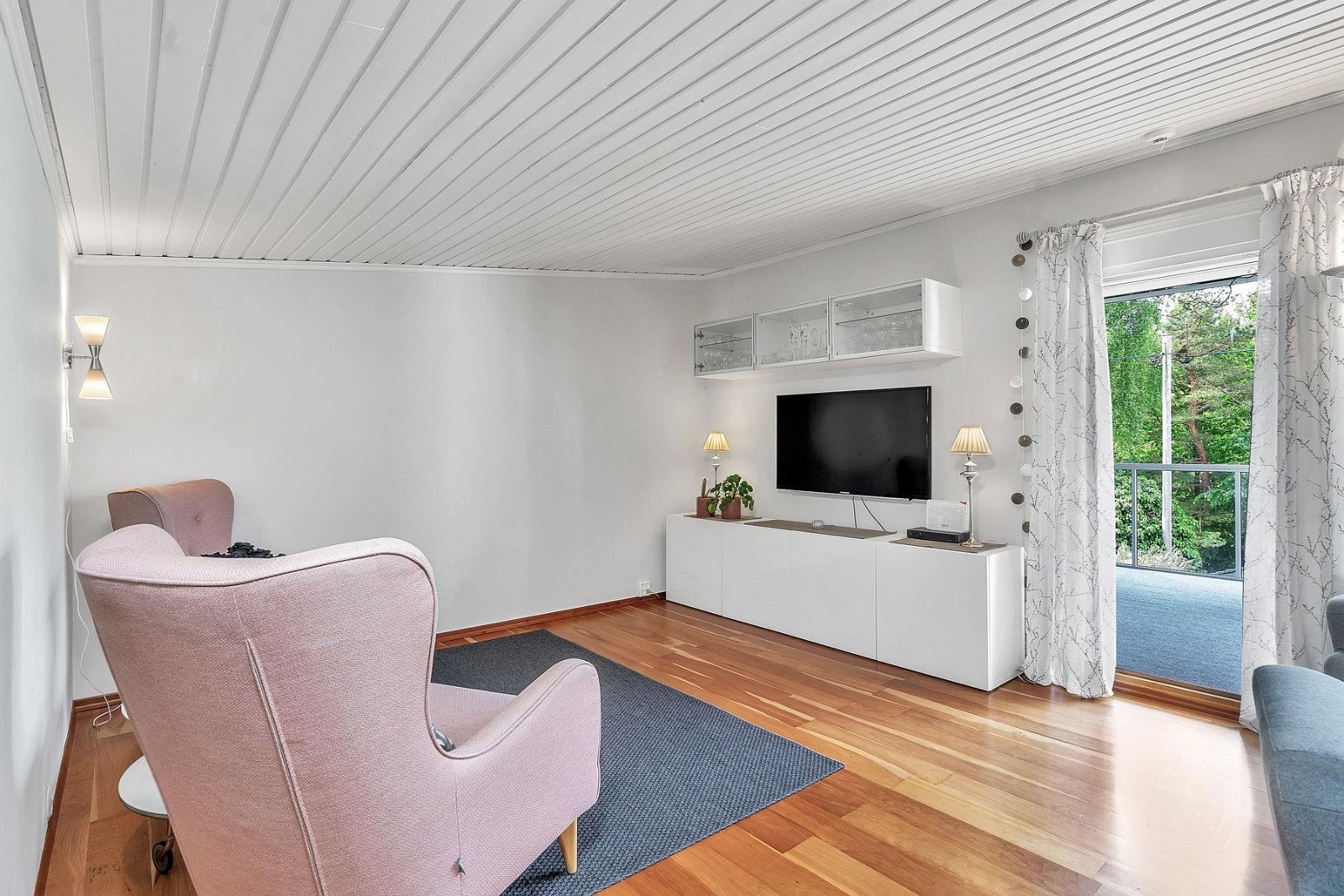 Utgang til solrik innglasset utestue og veranda. Galleribilde