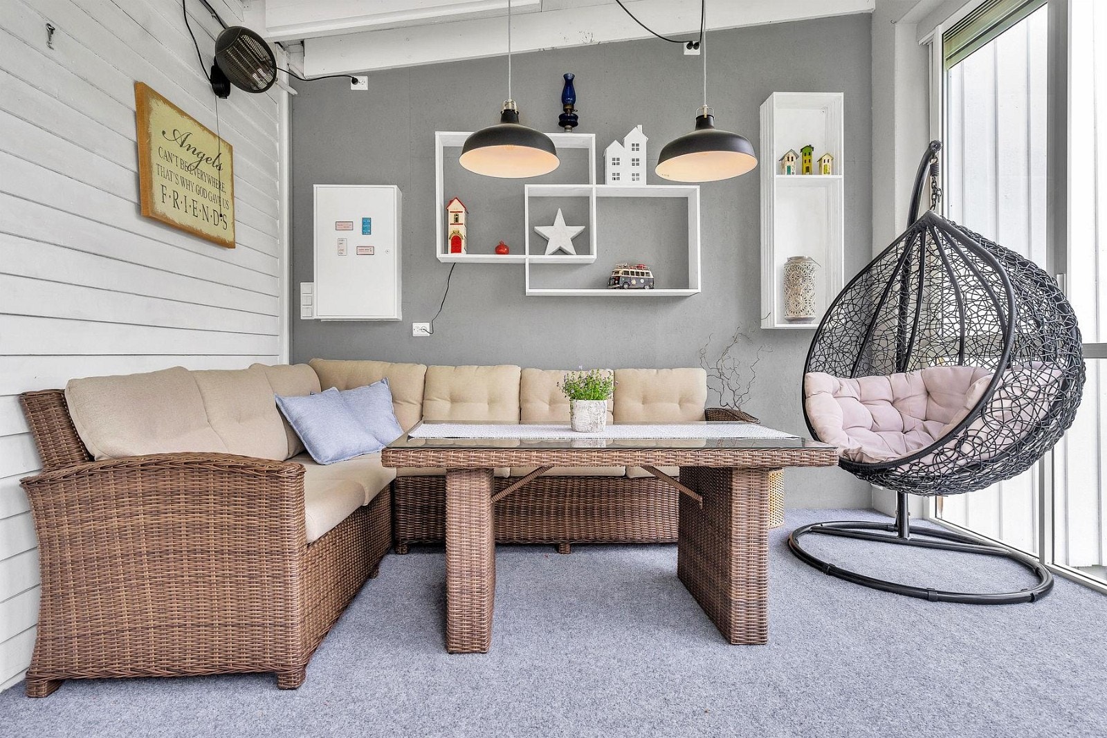 God plass til utemøblement og et populært oppholdsrom hele året. Svært solrikt. Galleribilde