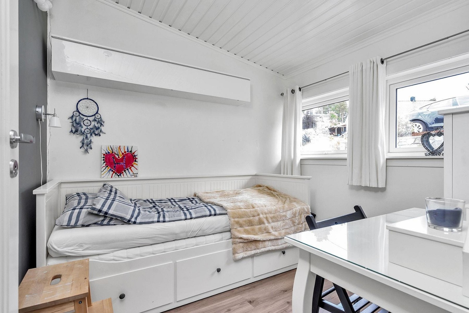 Soverom med nyere vinduer og tv-uttak. Galleribilde