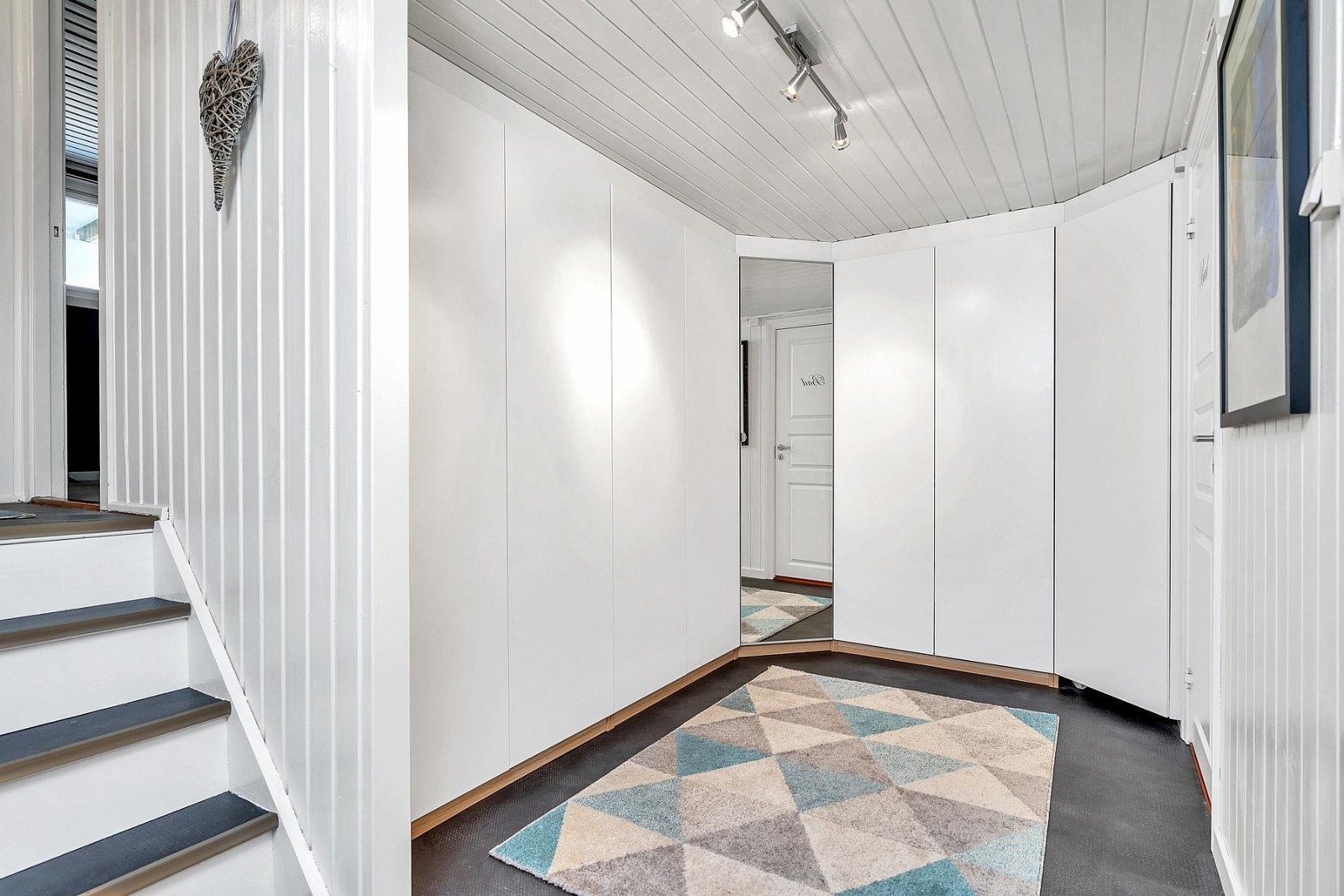 Gang i underetasjen med svært god garderobeplass. Galleribilde