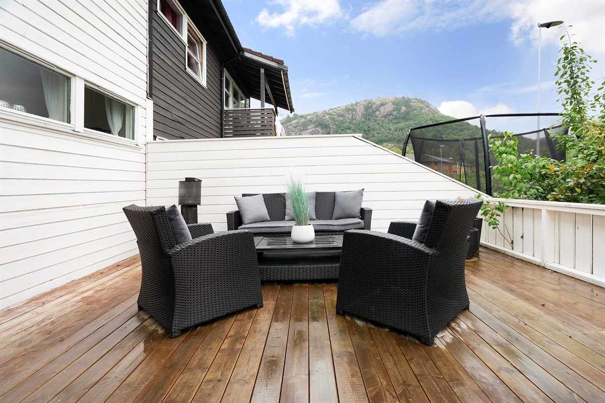 Romslig terrasse 1. plan Galleribilde