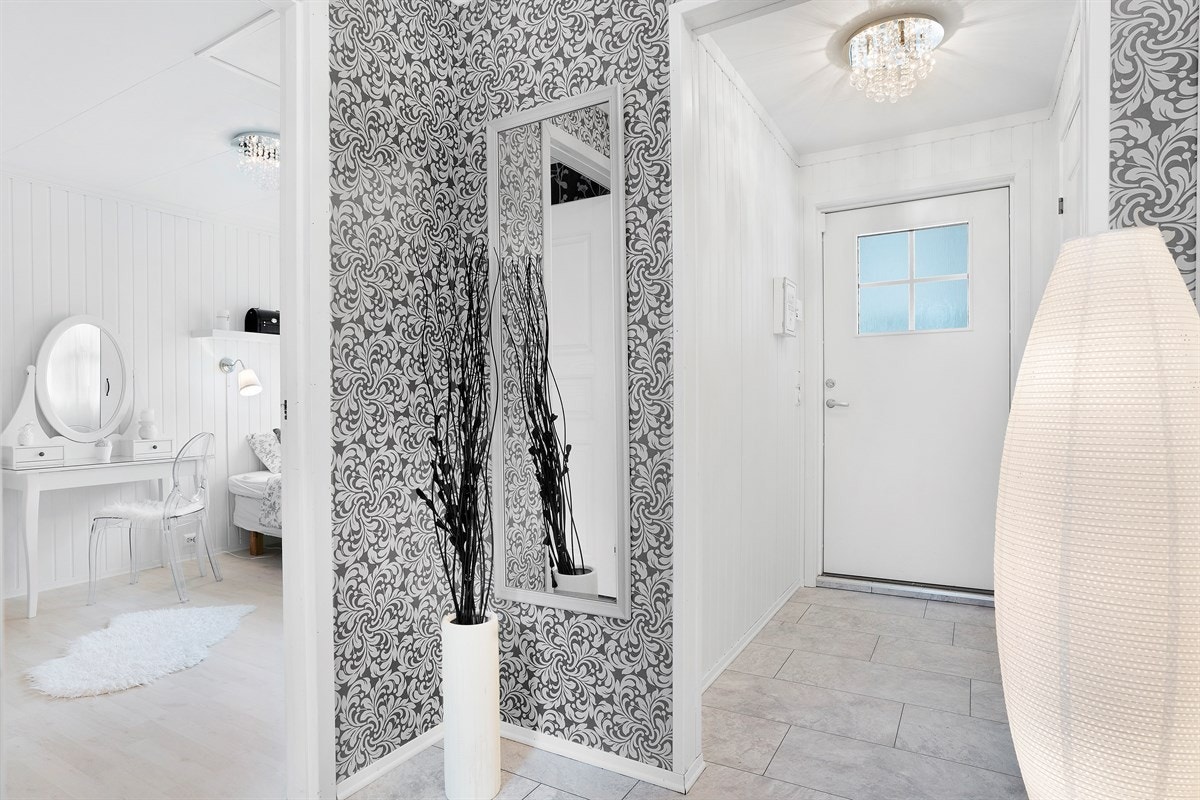 Lys og innbydende entré/inngangsparti Galleribilde