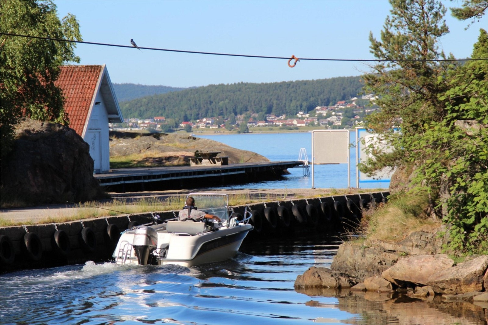 Fra båthavnen ved Narviga og badeplassen utenfor Galleribilde