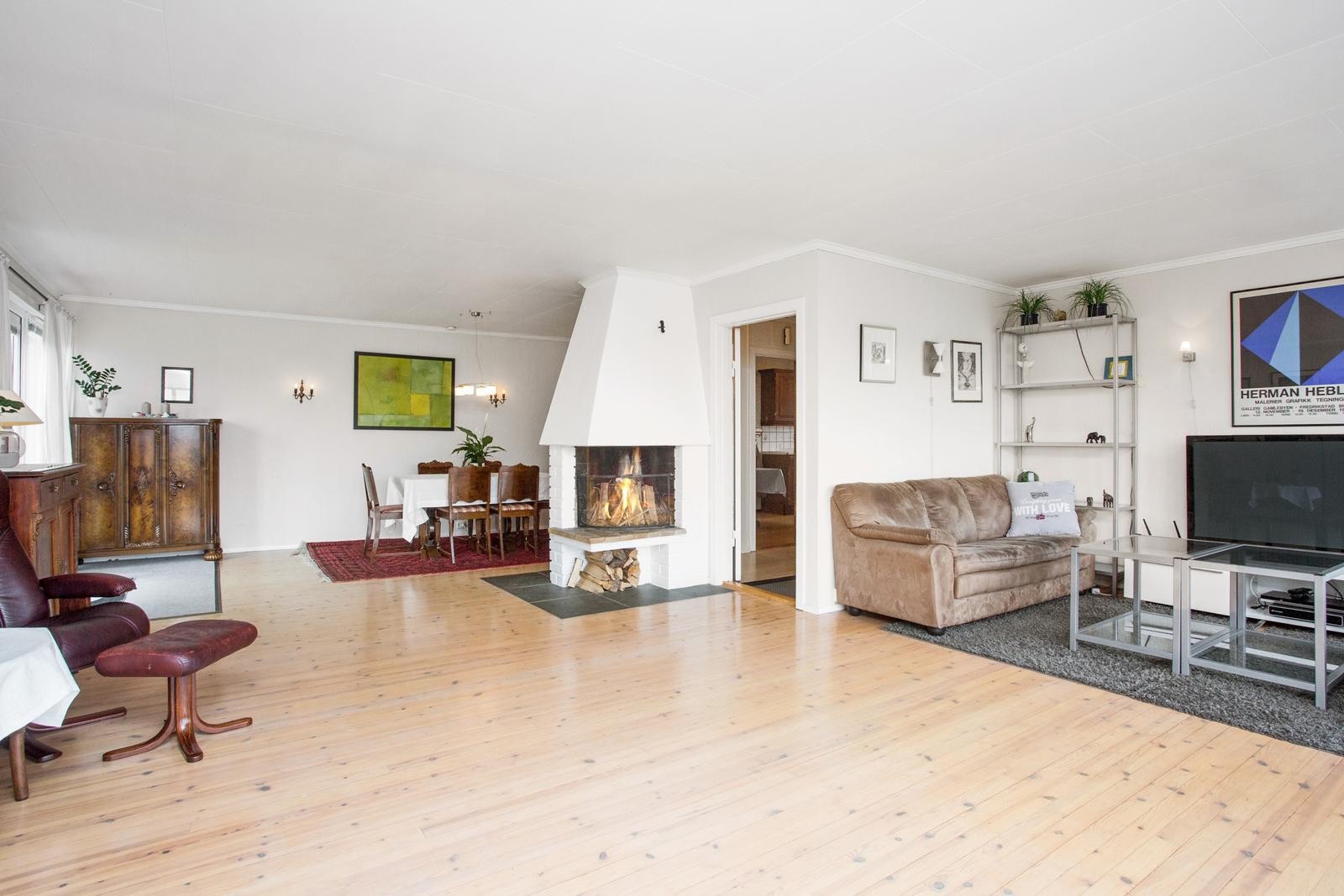 Fra stuen med peis i 1.etg. Galleribilde