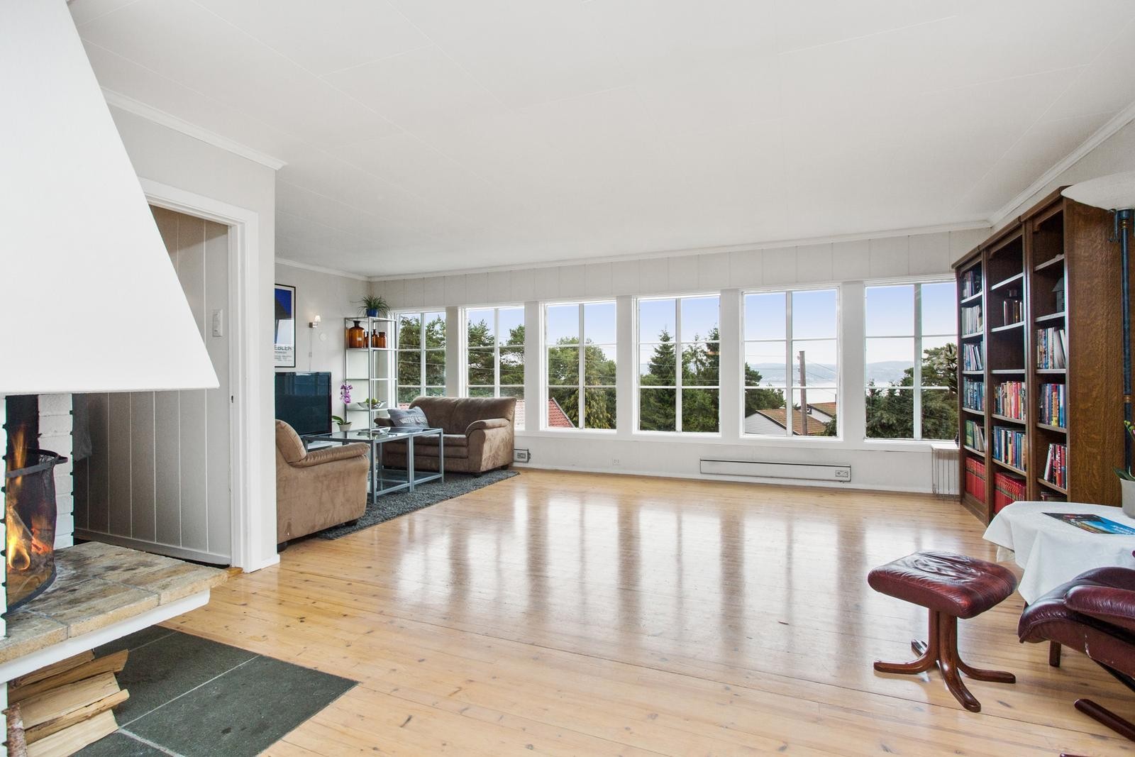 Fra stuen hvor det er store vinduer med pen utsikt til Topdalsfjorden Galleribilde