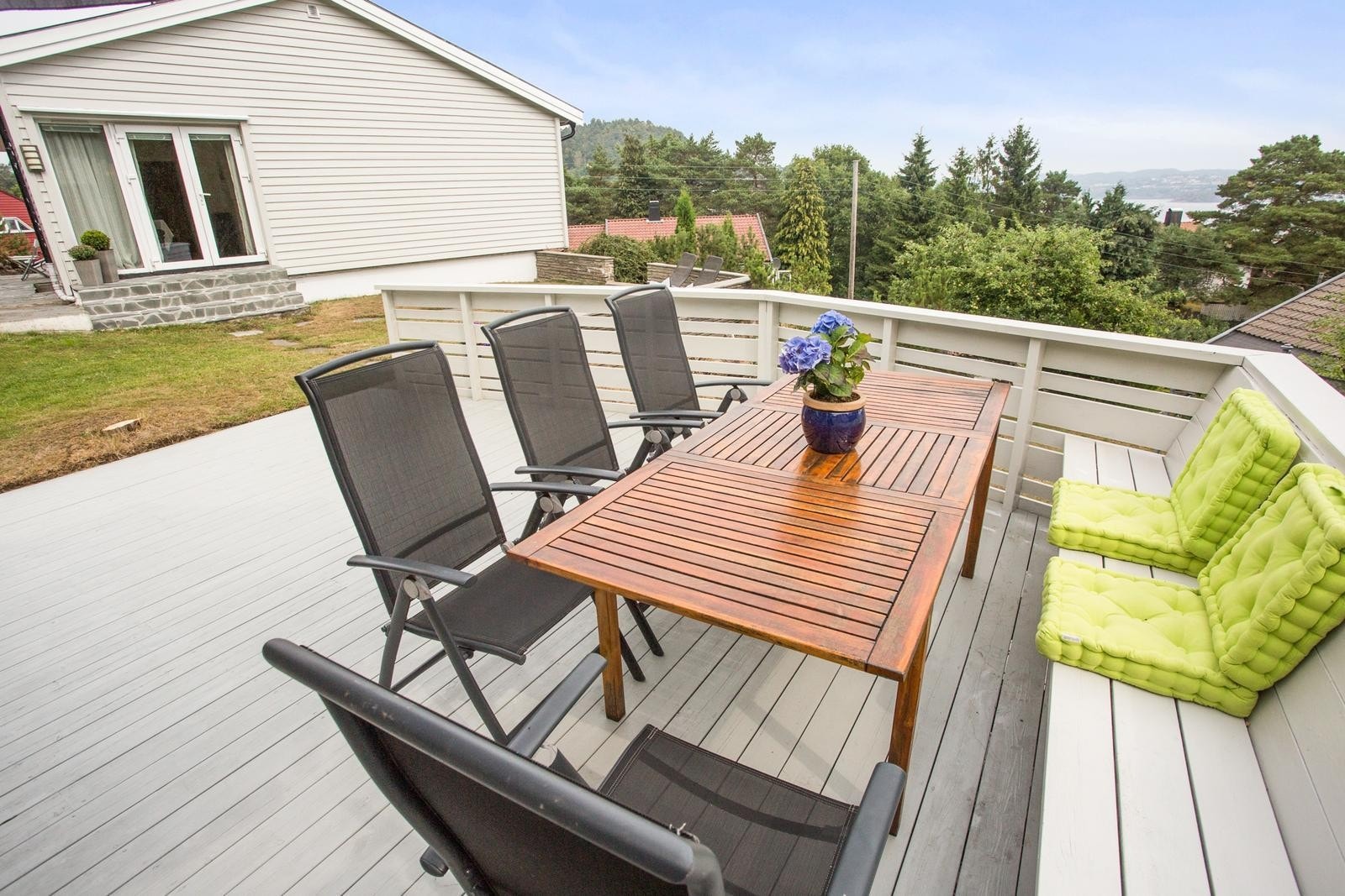 Fra solrik platting utenfor huset Galleribilde