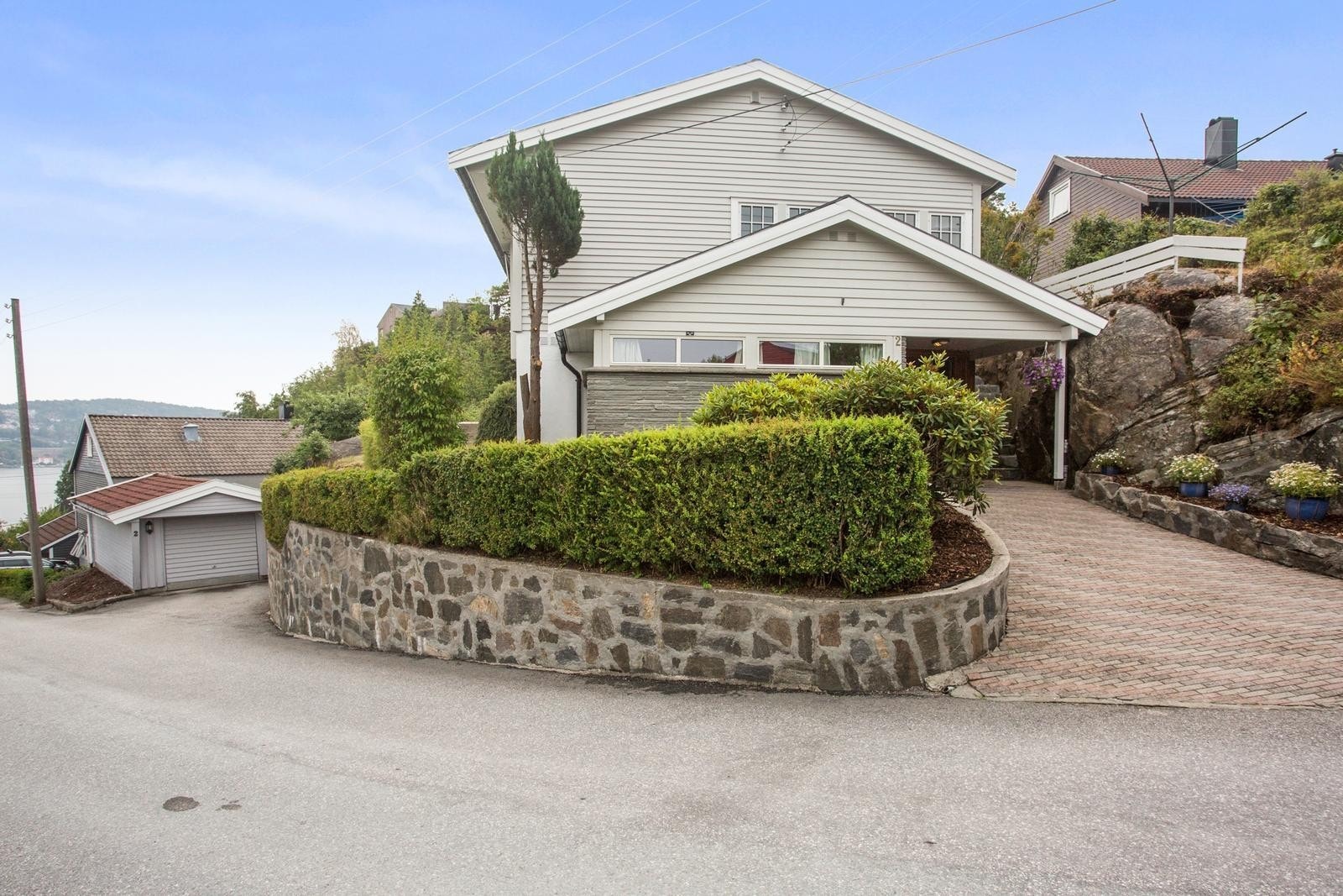 Fra boligens inngangparti - og garasjen nedenfor Galleribilde