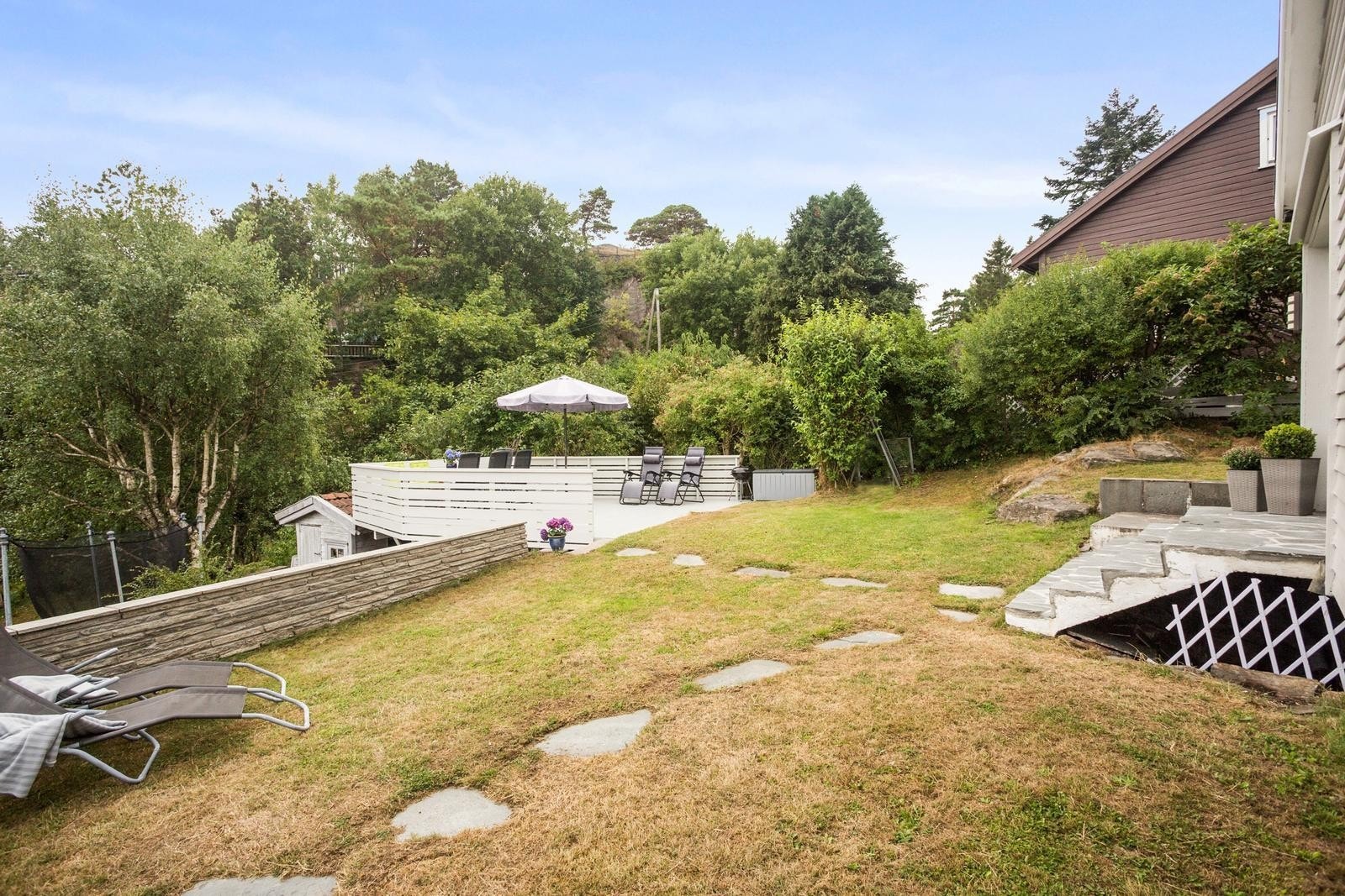 Del av hagen med romslig terrasse Galleribilde