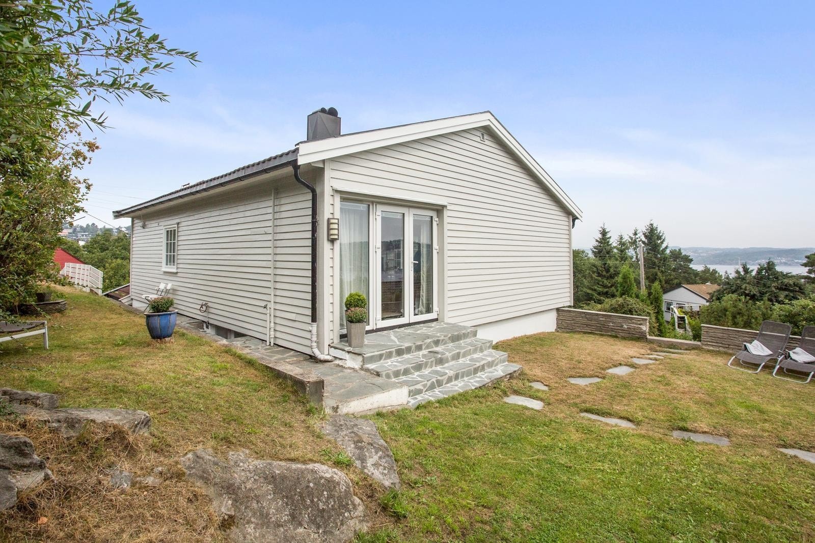 Fra del av hagen utenfor huset Galleribilde