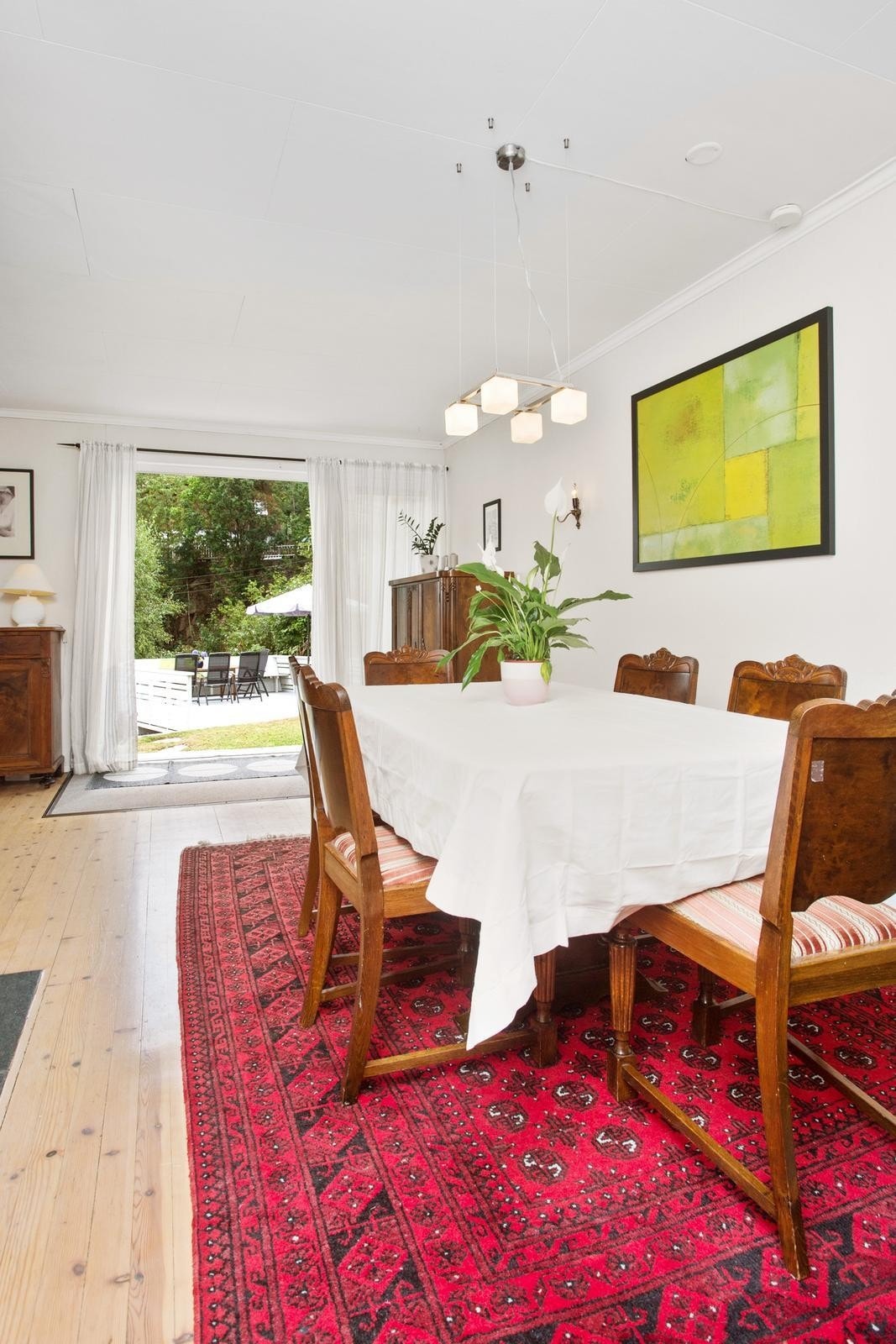 Fra del av stuen med spiseplass og dør ut til hage Galleribilde