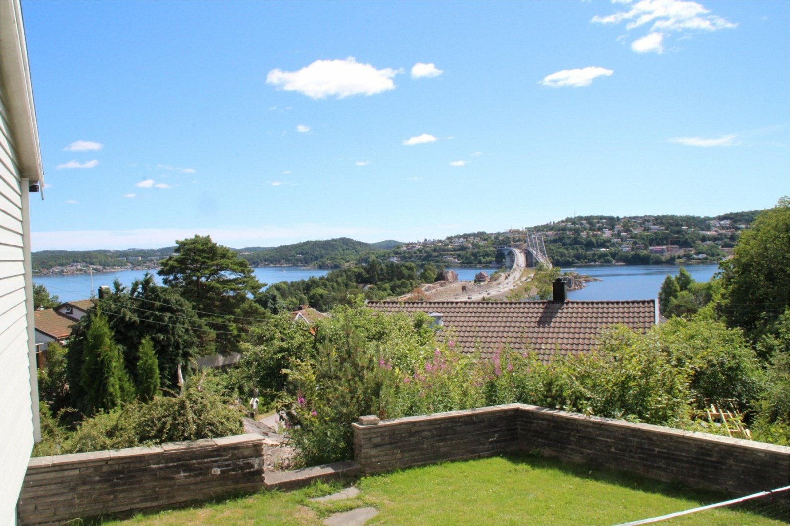 Del av tomten og utsikten mot Topdalsfjorden Galleribilde