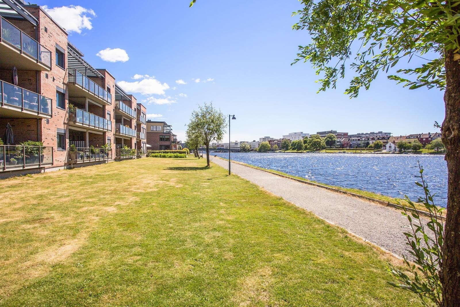 Fra den store plenen utenfor bygget og strandpromenaden utenfor Galleribilde