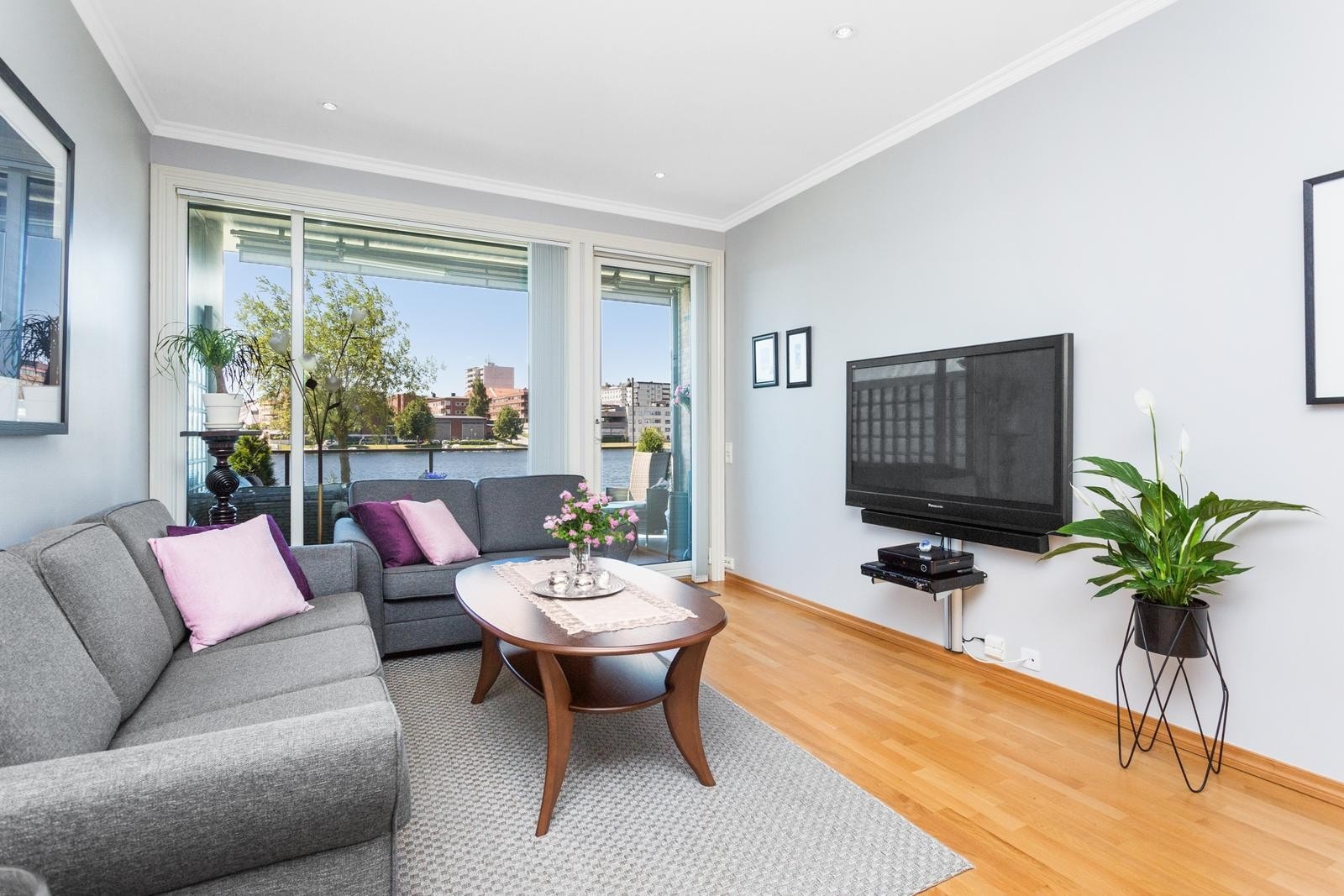 Fra del av stuen med dør ut til den fliselagte terrassen - vendt ut mot Otra Galleribilde