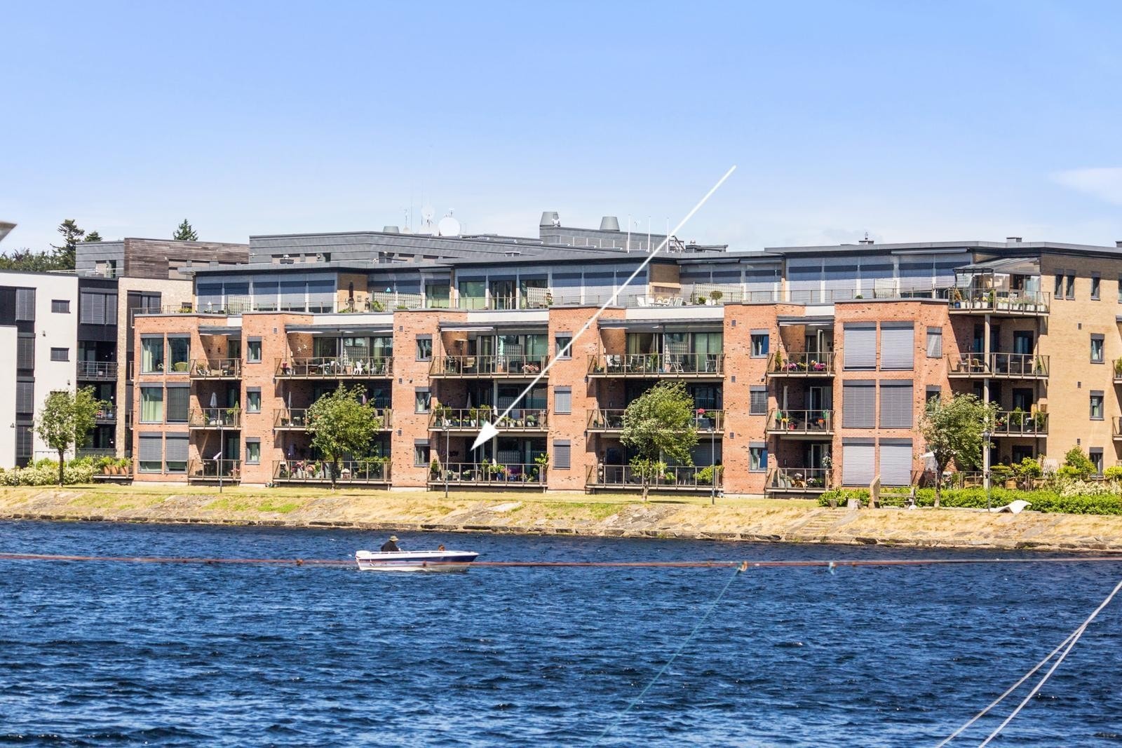 Pil mot leiligheten i 1.etg. Galleribilde