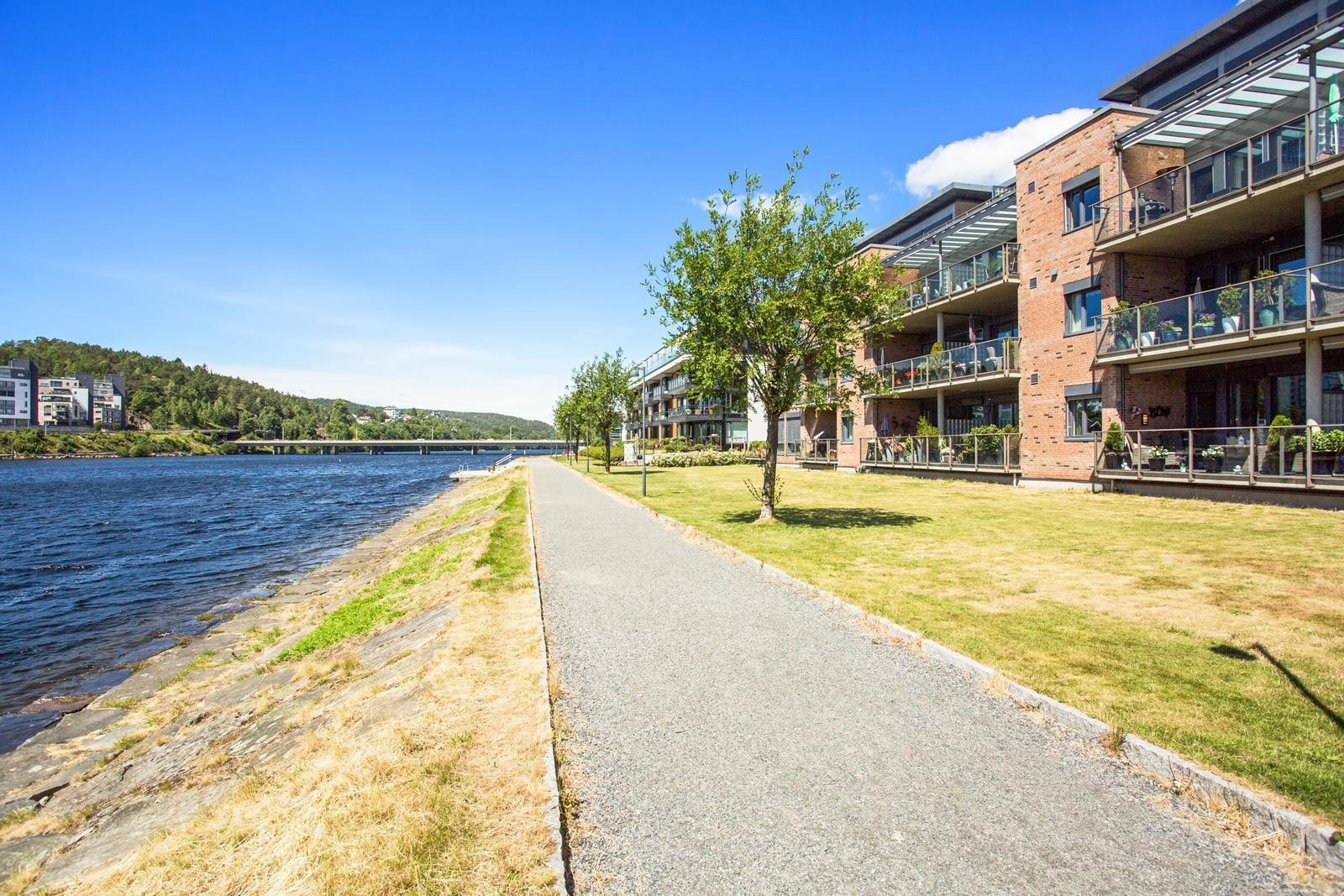 Fra bygget og strandpromenaden utenfor Galleribilde
