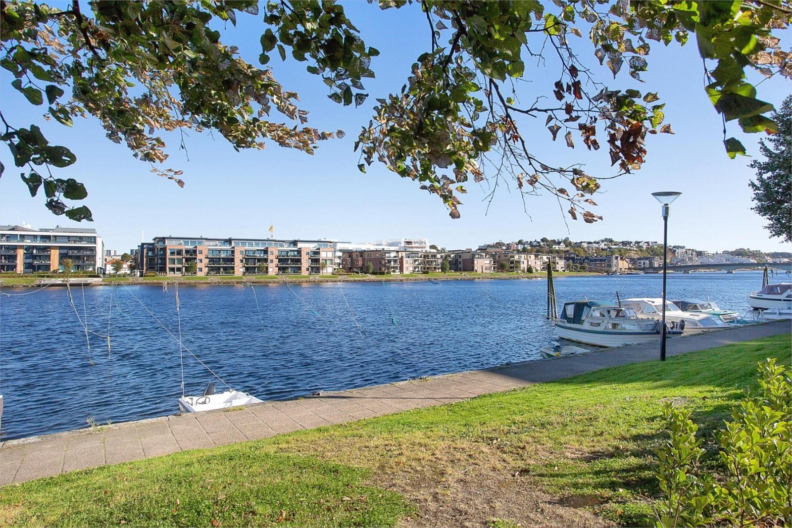 Bilde tatt fra bysiden over mot Kjøita Galleribilde