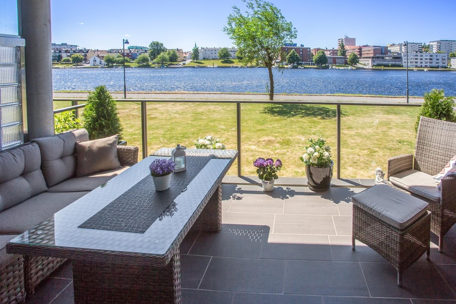 Flott utsikt fra den fliselagte terrassen ut mot Otra og over mot byen Galleribilde